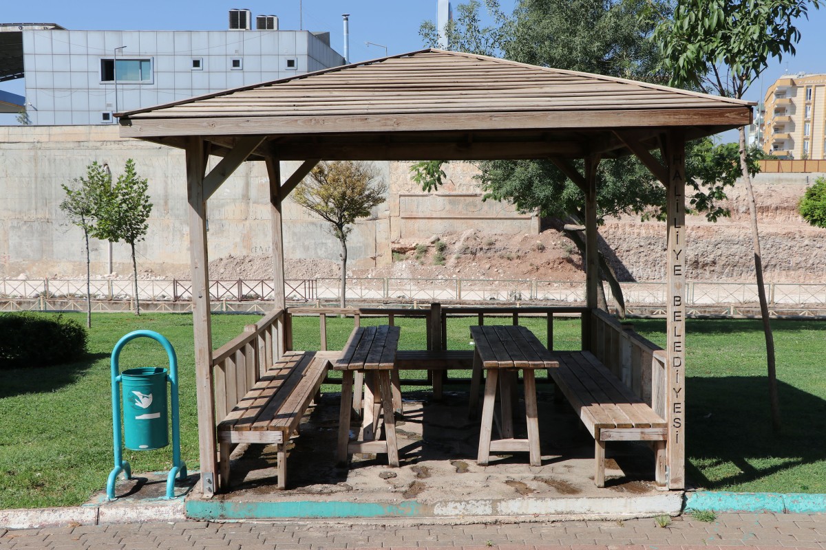 HALİLİYE’DE PARKLAR YAŞAM ALANINA DÖNÜŞÜYOR 
