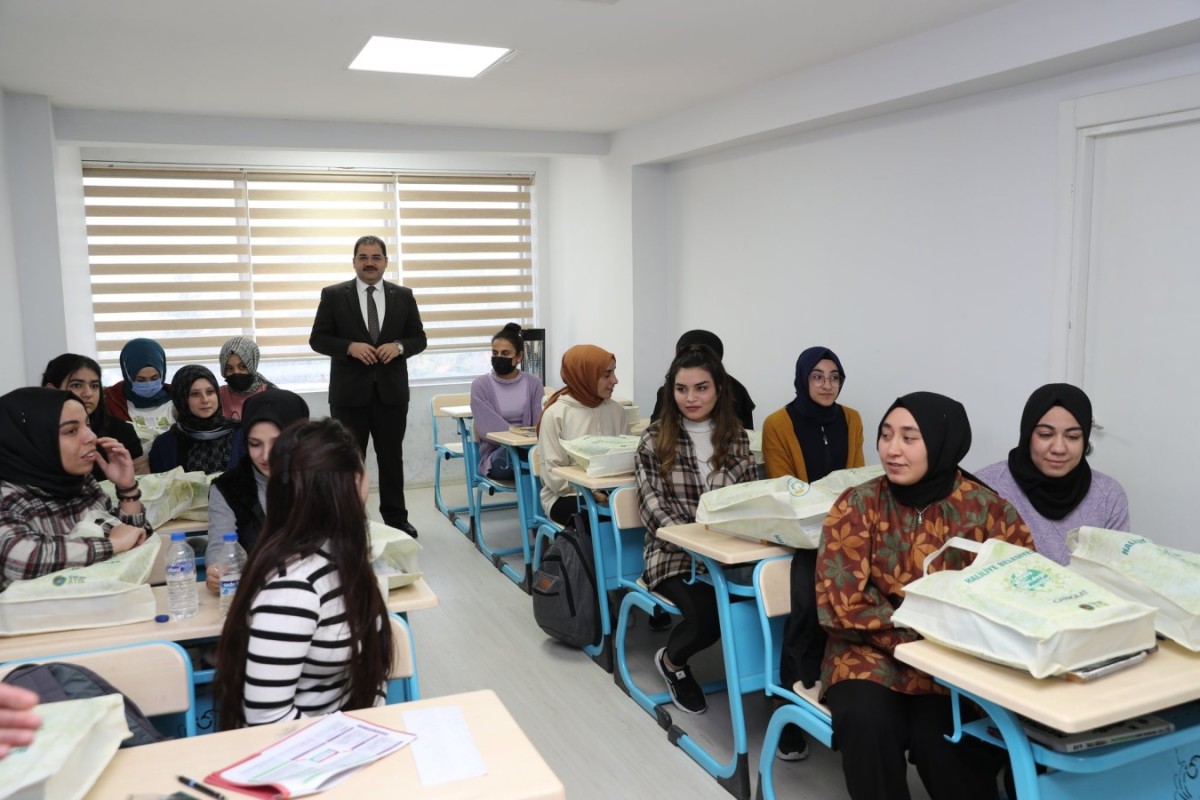 ÜNİVERSİTEYİ KAZANAN GENÇLER BAŞKAN CANPOLAT’A TEŞEKKÜR ETTİ