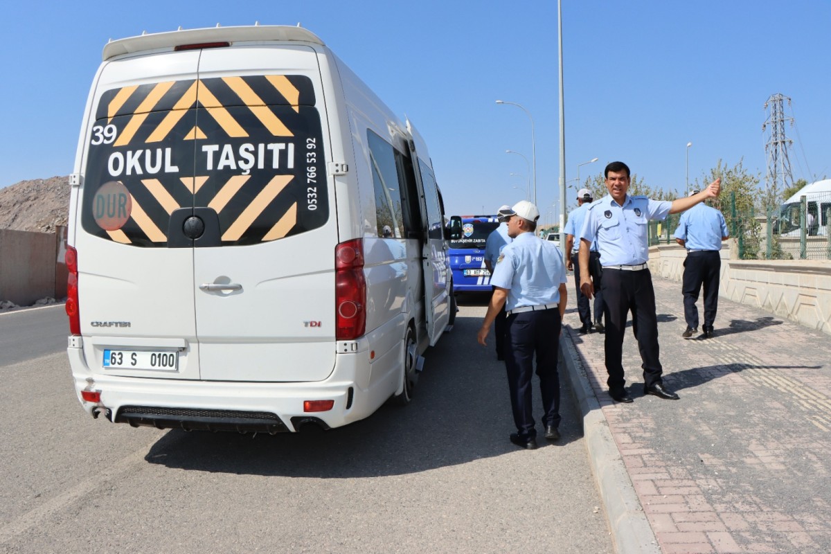 ZABITA OKUL SERVİSLERİNİ DENETLEDİ