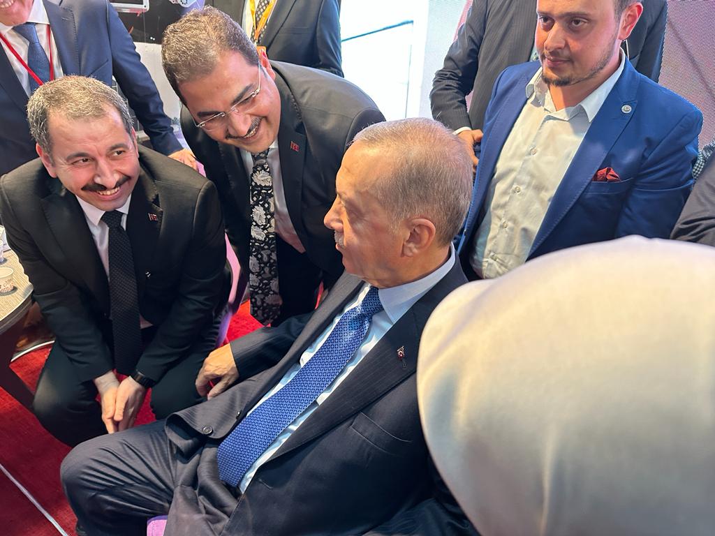 CUMHURBAŞKANI ERDOĞAN'DAN KARAKÖPRÜ STANDINA ZİYARET