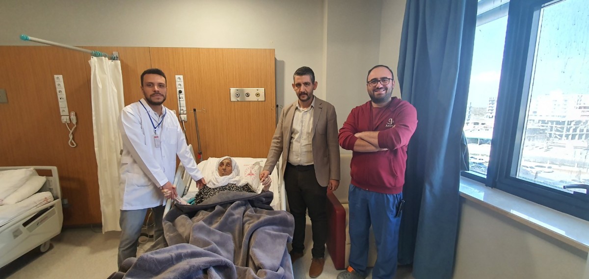 105 Yaşındaki Hasta Başarılı Ameliyat İle Yürümeye Başladı.