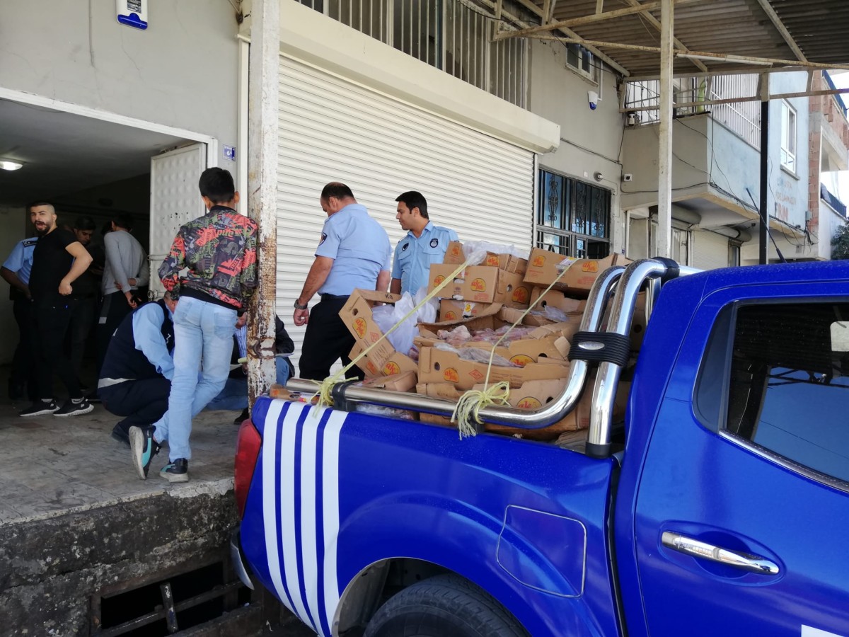 BÜYÜKŞEHİR ZABITA, DENETİMDE 1 TON BOZUK TAVUK ETİ ELE GEÇİRDİ