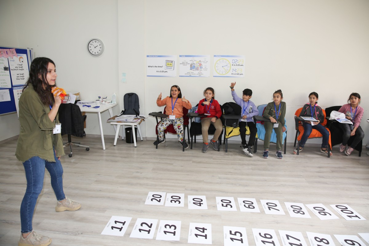 KARAKÖPRÜ’DE ÇOCUKLAR YENİ METOTLARLA İNGİLİZCE ÖĞRENİYOR