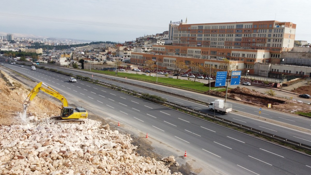 BÜYÜKŞEHİR’DEN OKULLAR BÖLGESİNE ÜST GEÇİT 