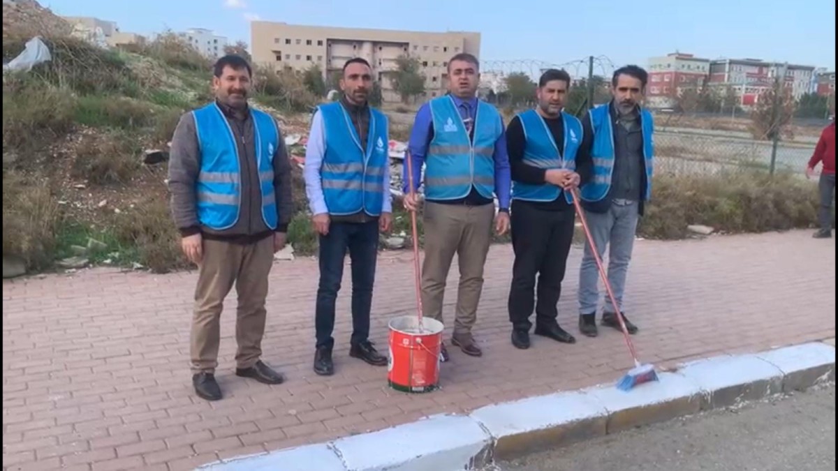 Deva Partisi: Onlar göz boyuyor, biz ise kaldırımları boyuyoruz! 