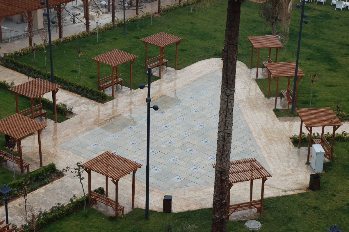 GÜNDÜZ AYRI GECE AYRI GÜZELLİKTE KIZILAY BAHÇESİ