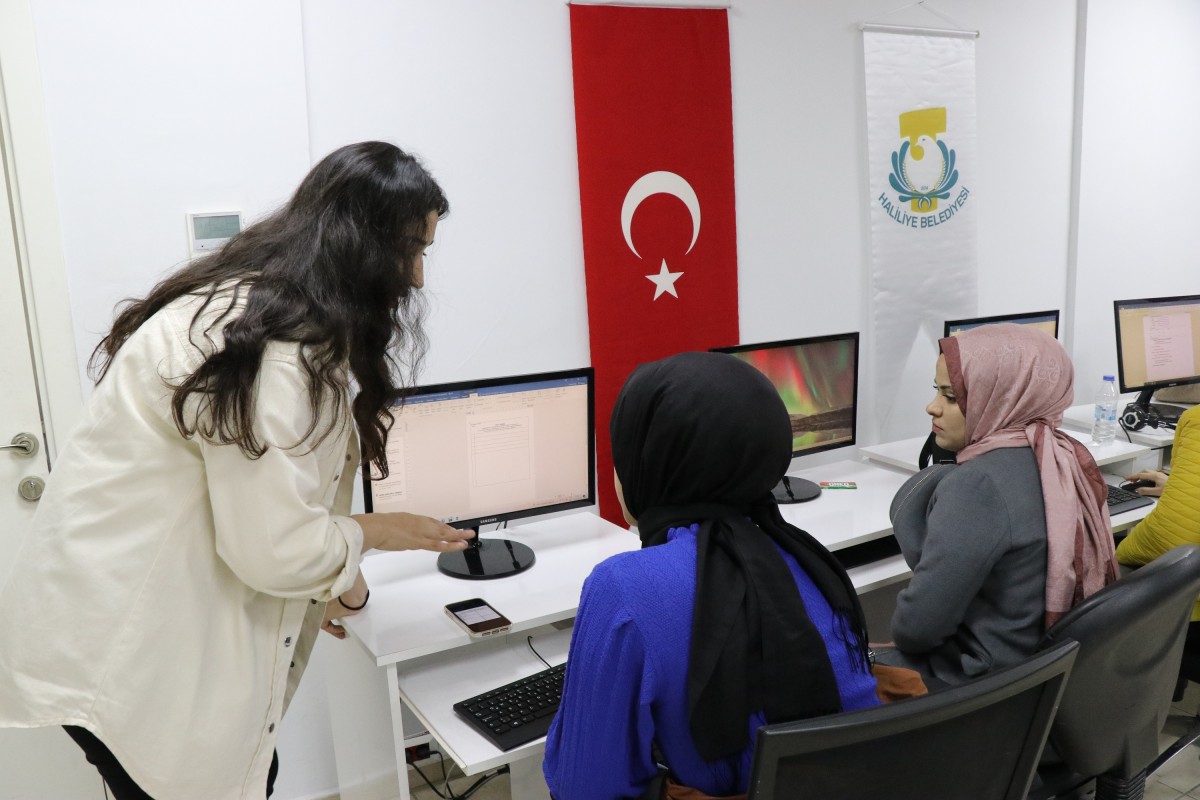 HALİLİYE BELEDİYESİ’NİN AÇTIĞI BİLGİSAYAR KURSUNA YOĞUN İLGİ SÜRÜYOR 