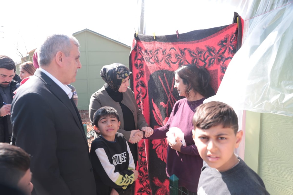 KÖSEOĞLU, HOBİ BAHÇESİNDEKİ DEPREMZEDELERİ ZİYARET ETTİ