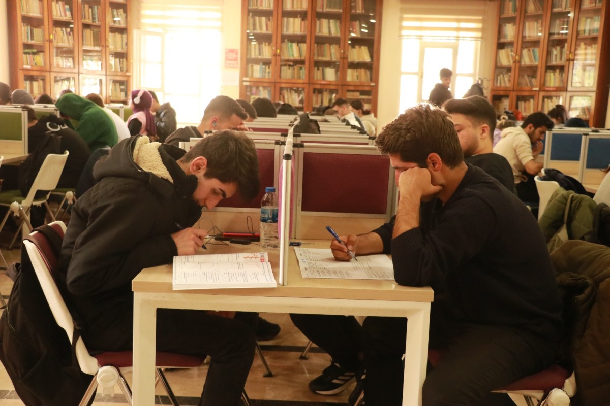 DEPREMZEDE ÖĞRENCİLER, BÜYÜKŞEHİR KÜTÜPHANELERİNDE SINAVLARA HAZIRLANIYOR