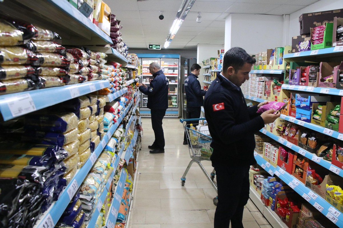 HALİLİYE’DE MARKETLER ZABITA EKİPLERİ TARAFINDAN DENETLENİYOR 