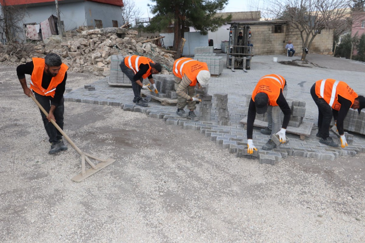 KARAKÖPRÜ KIRSALINDA YOLLAR KİLİTLİ PARKEYLE YENİLENİYOR