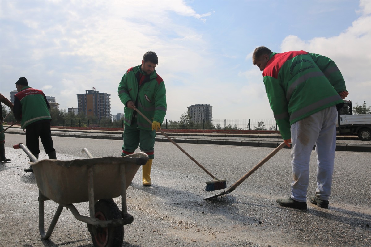 KARAKÖPRÜ’DE ÇAMURLU YOLLAR KÖŞE BUCAK TEMİZLENİYOR