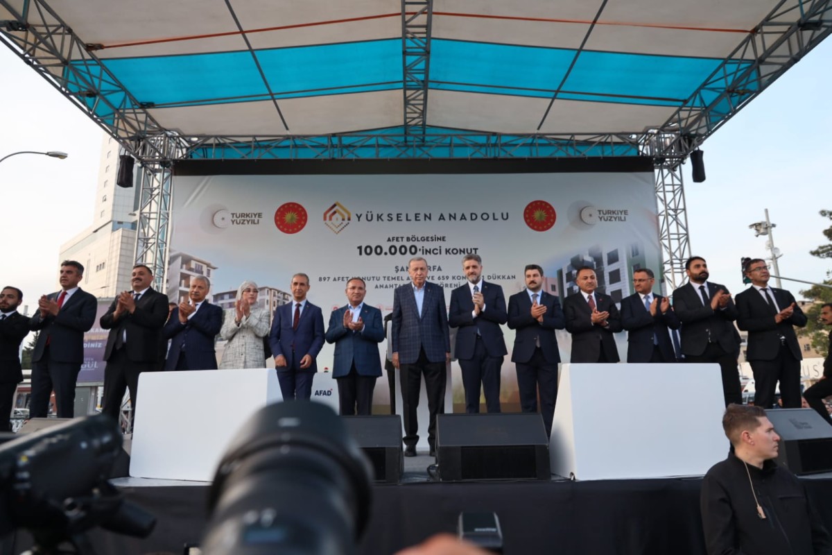 ŞANLIURFALILAR, CUMHURBAŞKANI ERDOĞAN’I BAĞRINA BASTI. 
