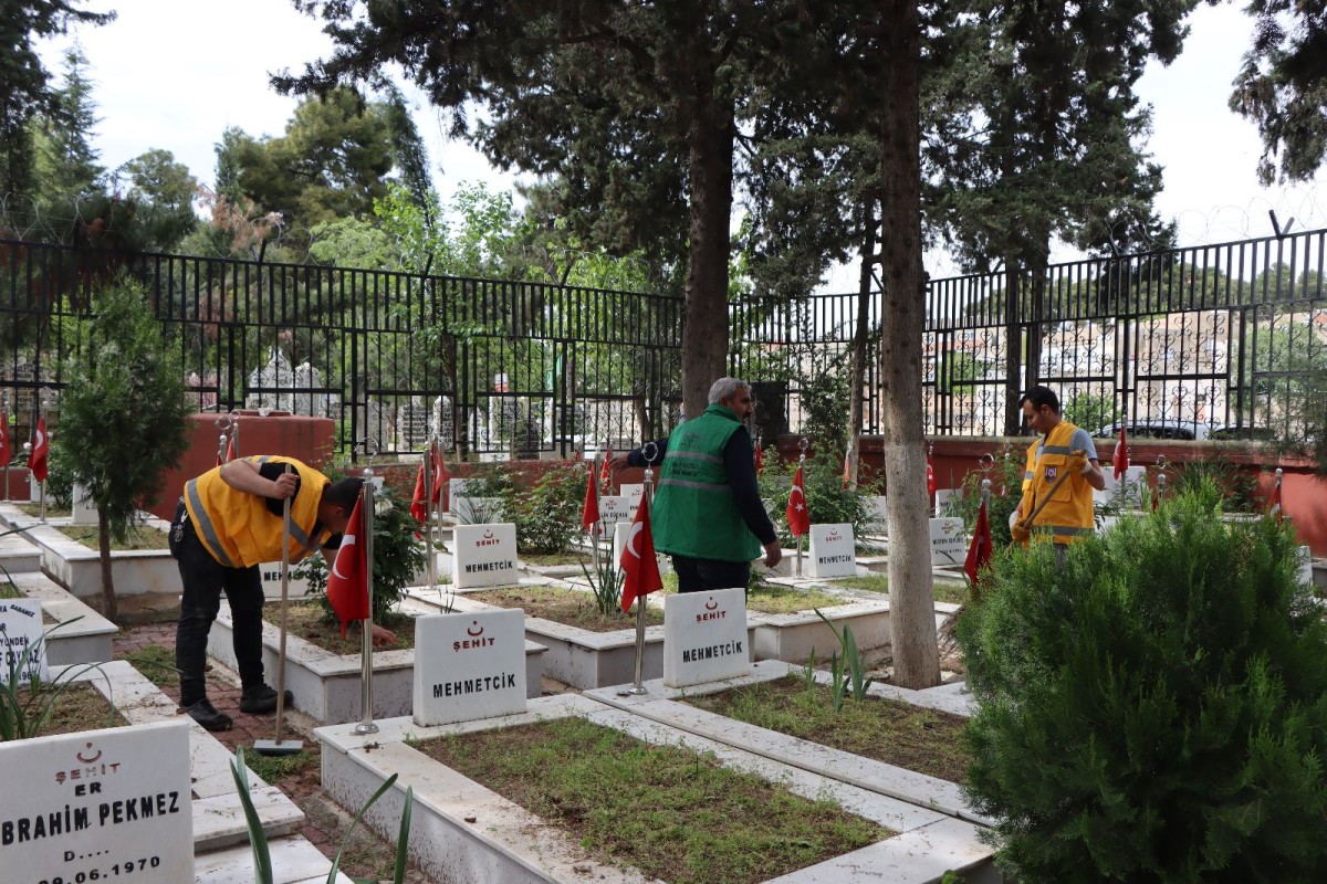 MEZARLIKLAR VATANDAŞLARIN ZİYARETİNE HAZIR HALE GETİRİLDİ