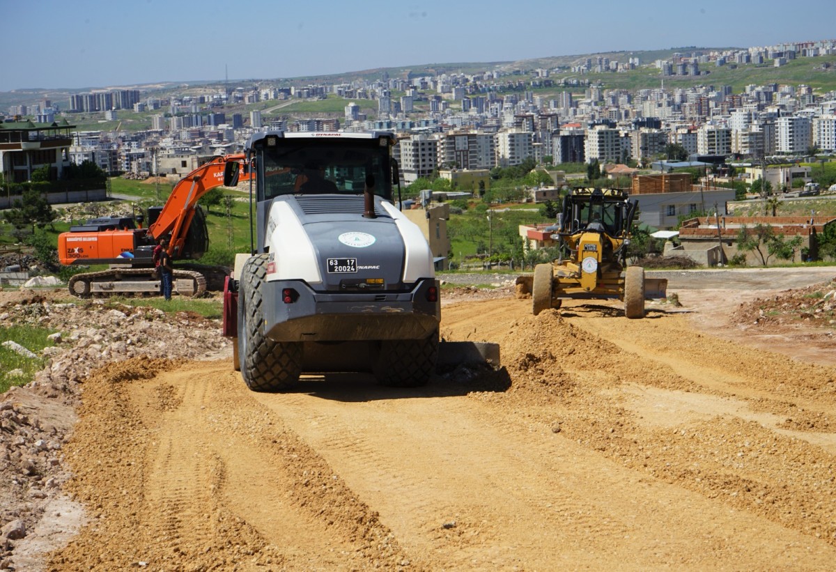 GÜLLÜBAĞ'A YENİ YOLLAR KAZANDIRILIYOR