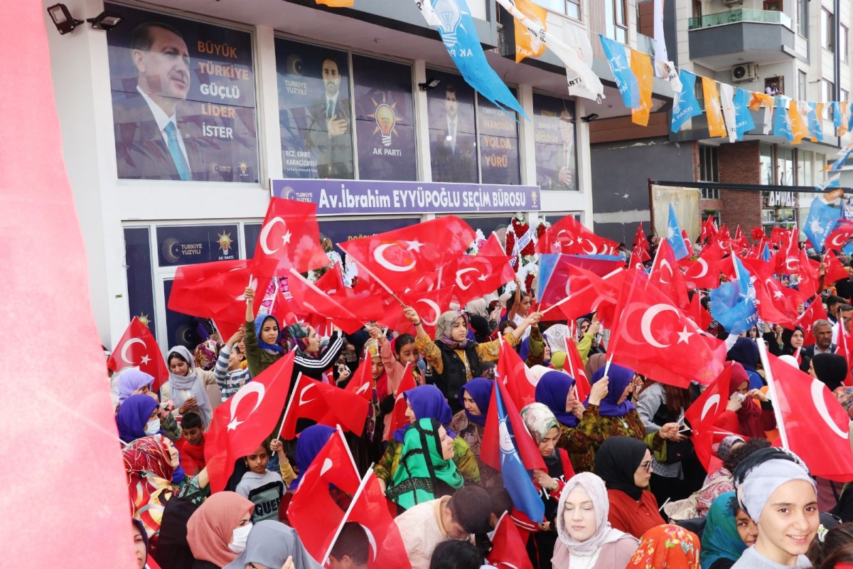 BİNLERCE KİŞİ EYYÜPOĞLU’NUN AÇILIŞINDA BULUŞTU