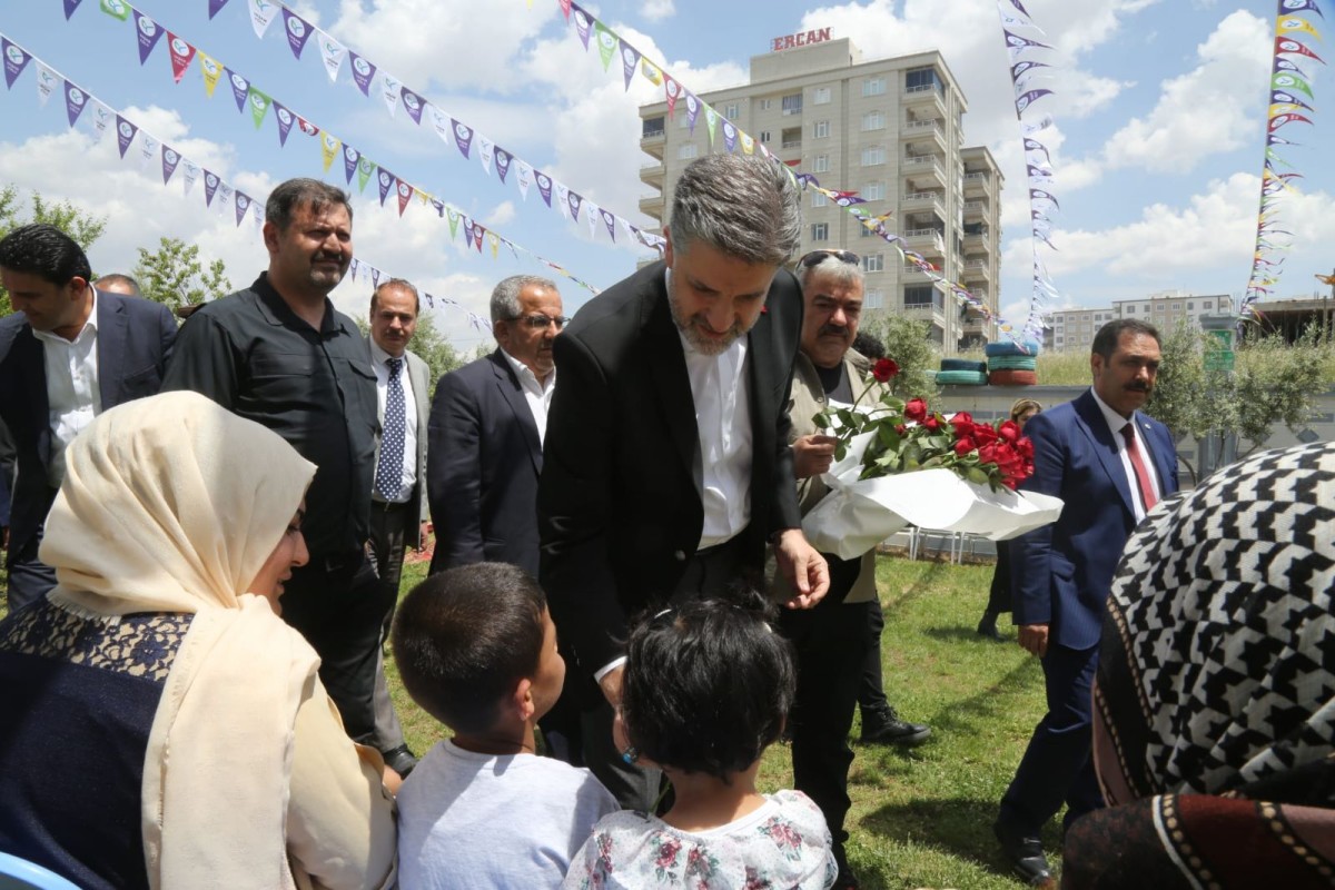 EMİN ÖNEN, HER ZAMAN GENÇLİĞİN YANINDA