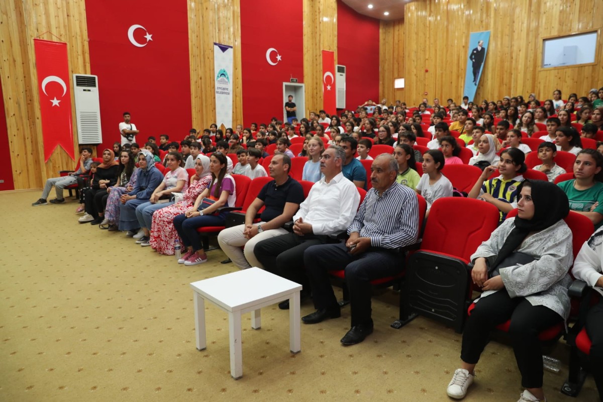 Başkan Kuş, Tiyatroda Öğrencilerle Buluştu