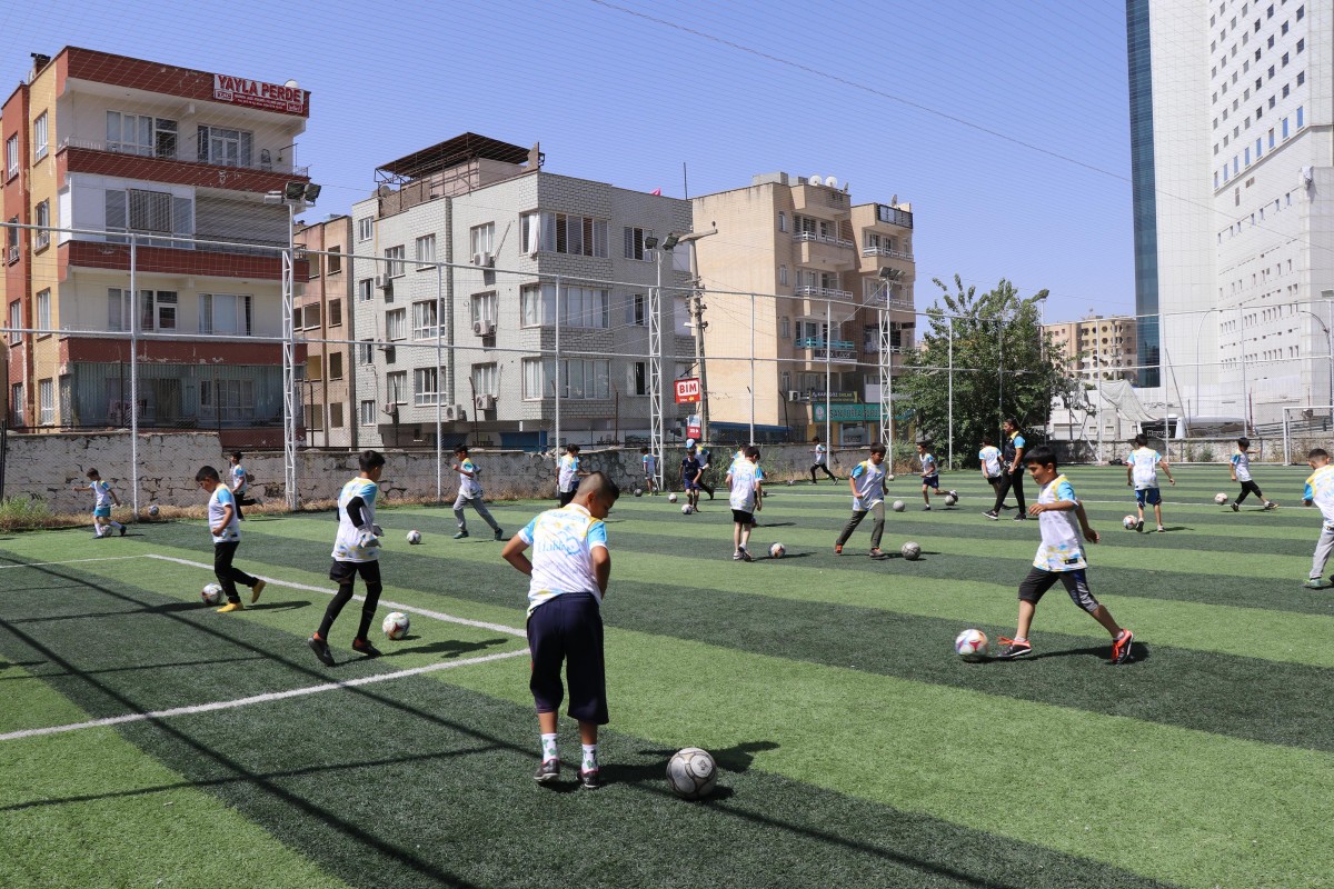 HALİLİYE BELEDİYESİ İLE GENÇLER SPOR VE SANATLA TANIŞIYOR
