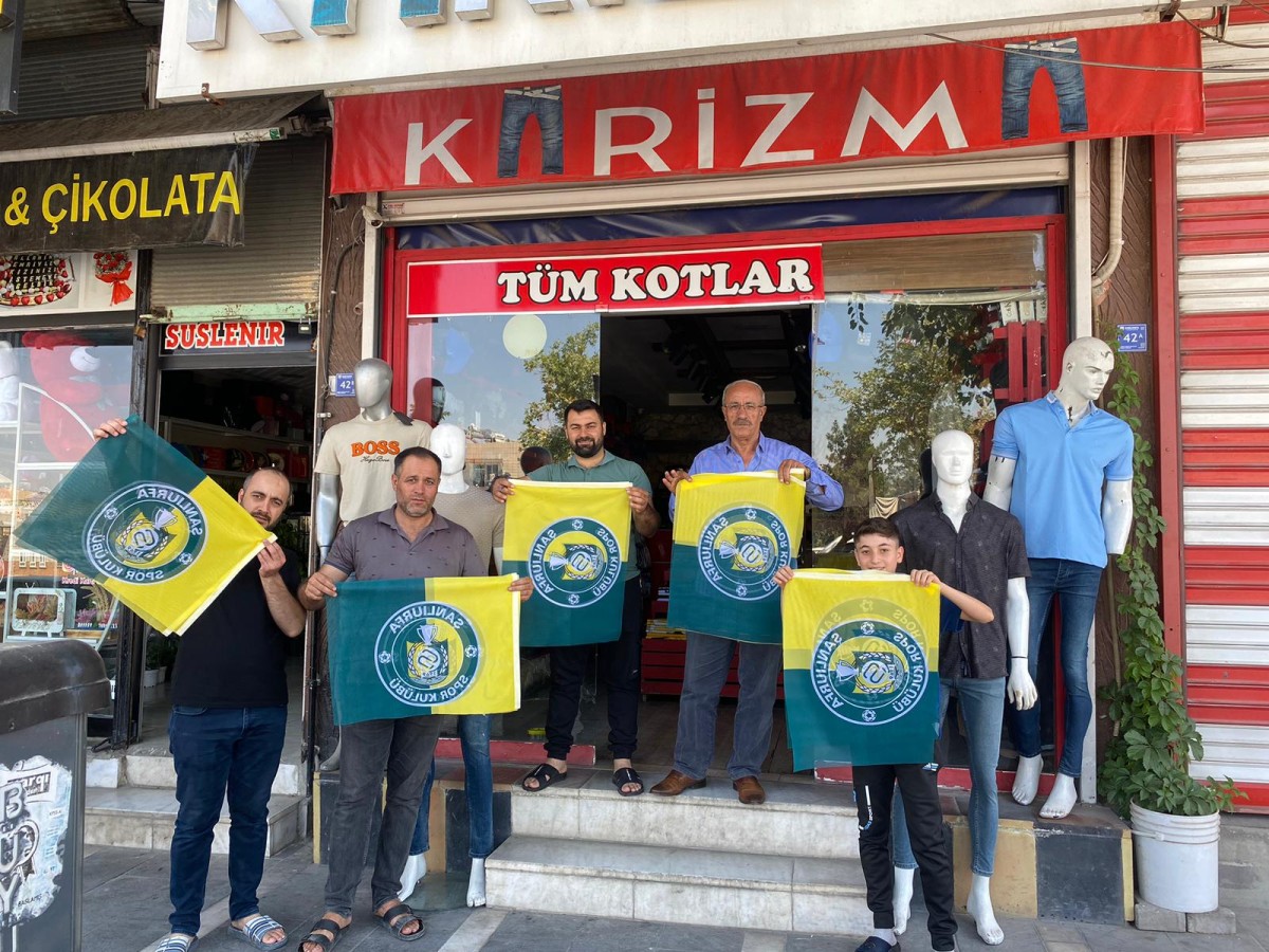 BÜYÜKŞEHİR BELEDİYESİNDEN ESNAFA ŞANLIURFASPOR BAYRAĞI