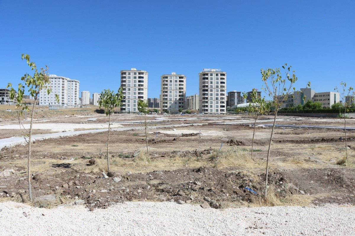 BÜYÜKŞEHİR’DEN MEHMETÇİK MAHALLESİNDE PARK ÇALIŞMASI 