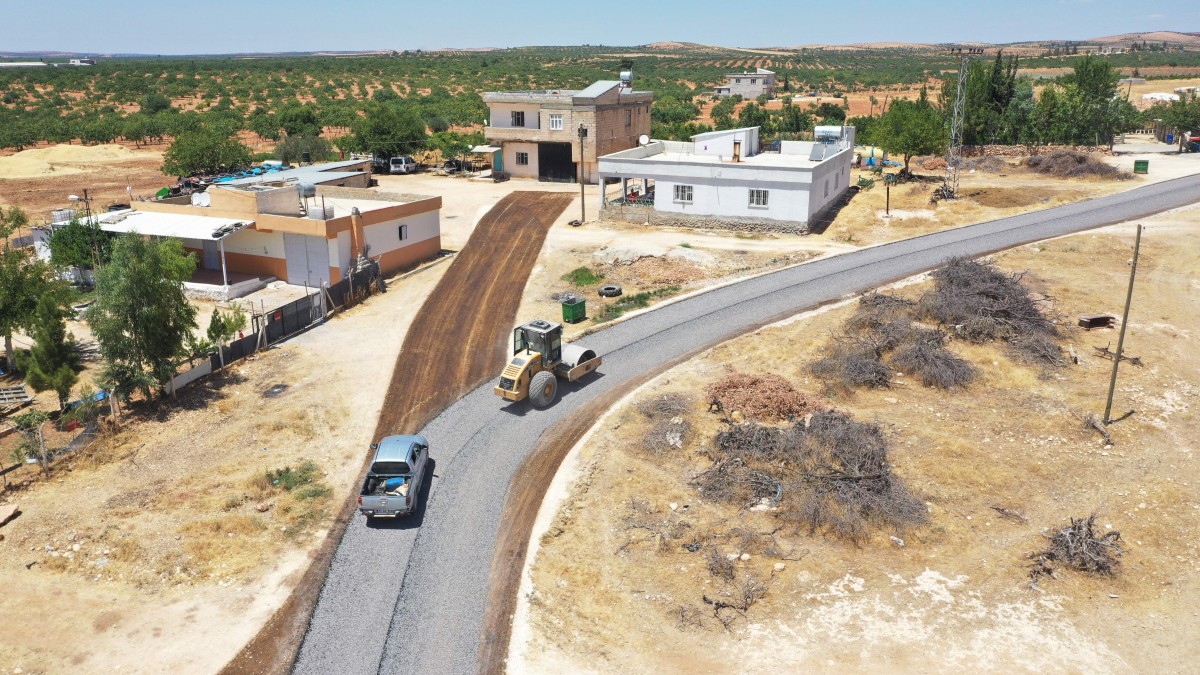 KARAKÖPRÜ KIRSALINDA YOLLAR SATHİ KAPLAMAYLA YENİLENİYOR