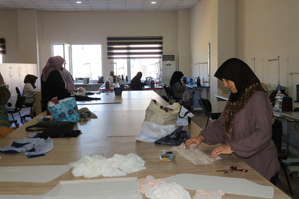 KARAKÖPRÜ’DE KADINLAR ZAMANINI KURSLARDA DEĞERLENDİRİYOR
