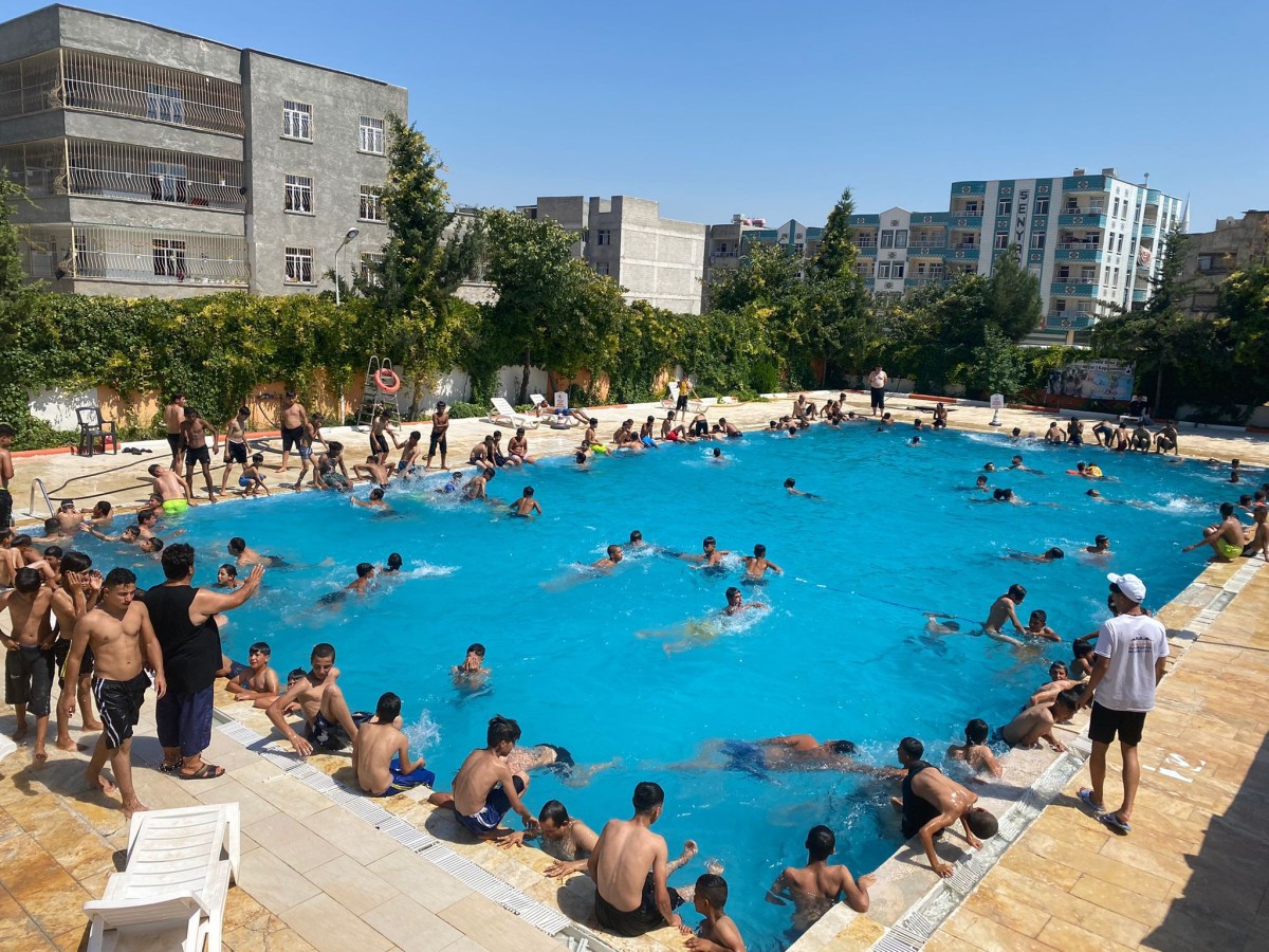SICAK HAVA BUNALTTI VATANDAŞLAR  HAVUZLARA KOŞTU