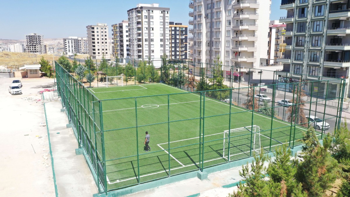 KARAKÖPRÜ'DE GENÇLER İÇİN MODERN SPOR ALANLARI KAZANDIRILIYOR