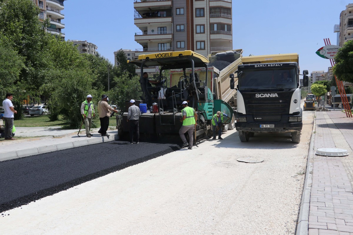 AKPİYAR MAHALLESİNDE YOLLAR SICAK ASFALTLA YENİLENİYOR