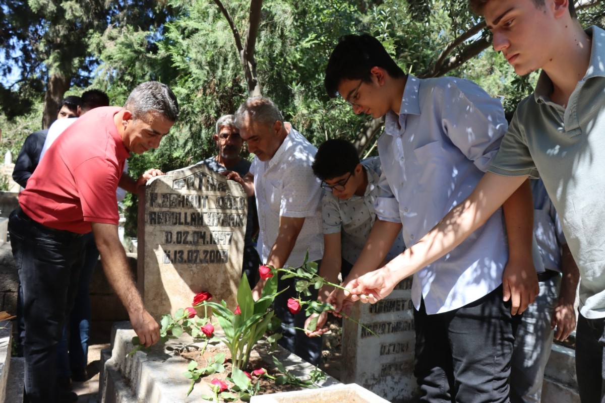 MERHUM SANATÇI ABDULLAH UYANIK MEZARI BAŞINDA DUALARLA ANILDI