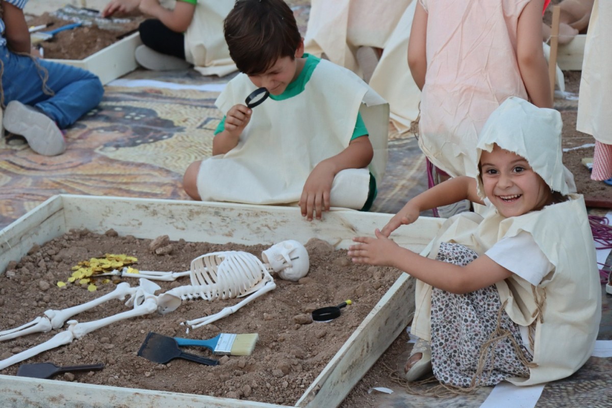 MİNİK ARKEOLOGLAR KIZILKOYUN NEKROPOLÜNDE KAZI YAPTI