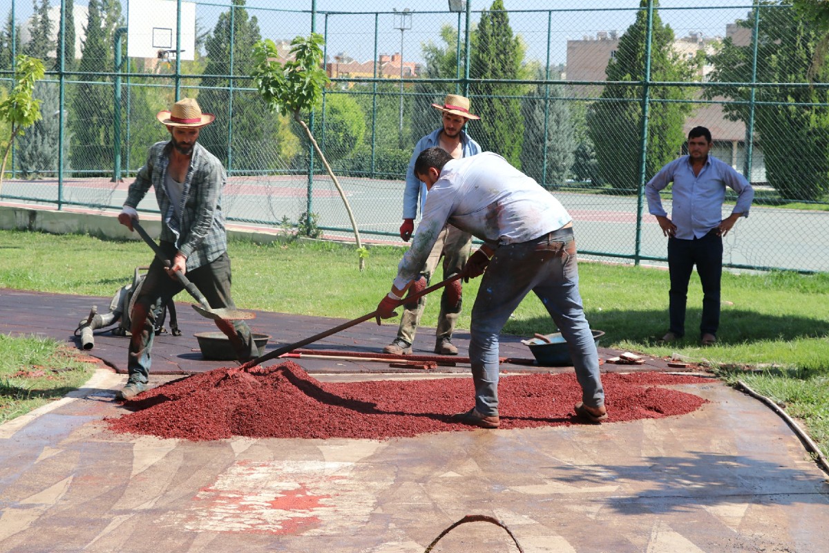 BÜYÜKŞEHİR PARKLARDAKİ YÜRÜYÜŞ YOLLARINI YENİLEDİ