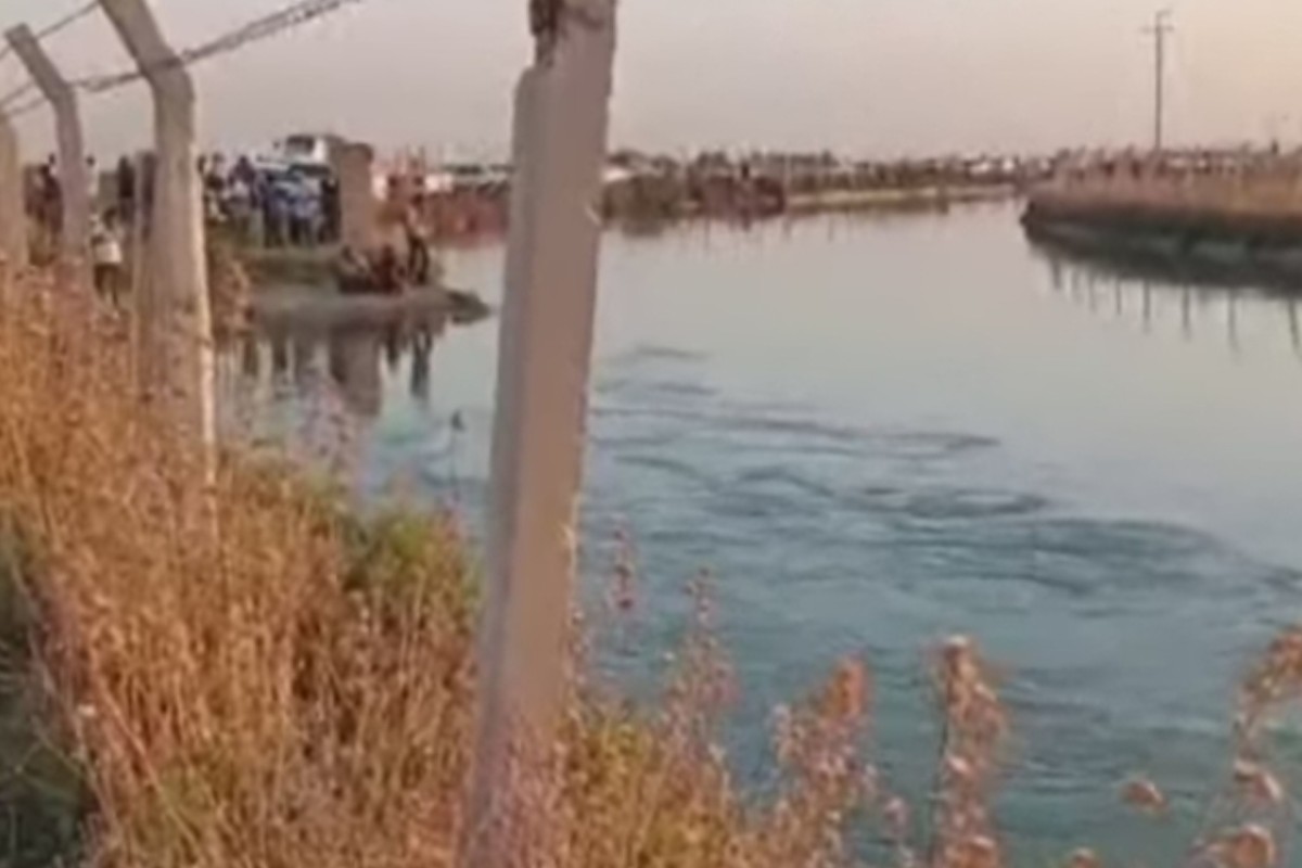 Şanlıurfa'da bir araç sulama kanalına düştü. 