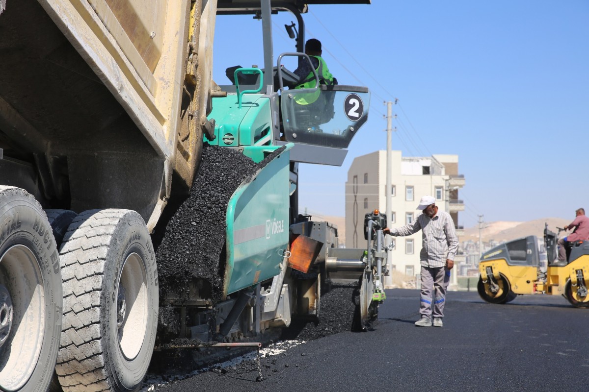 BATIKENT MAHALLESİNDE YOLLAR YENİLENİYOR