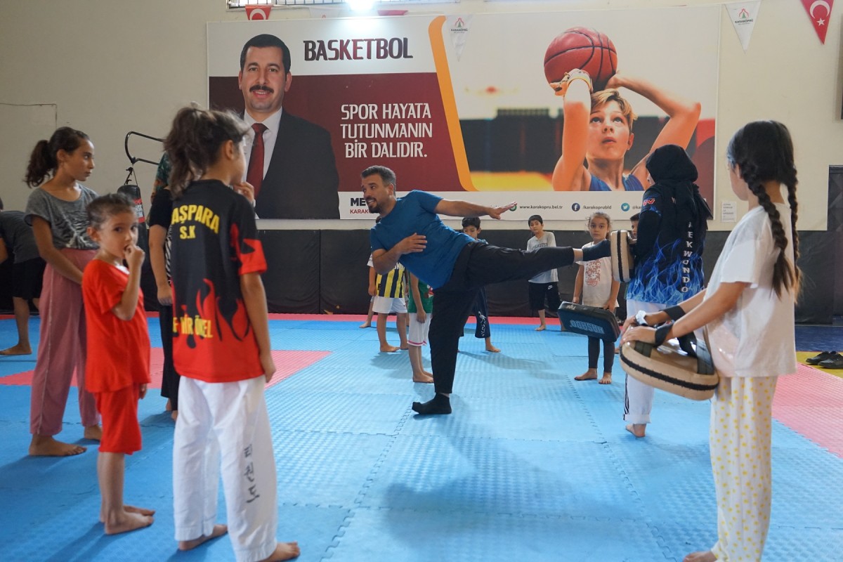 KARAKÖPRÜ’DE SPOR KURSLARINDA ŞAMPİYONLAR YETİŞİYOR