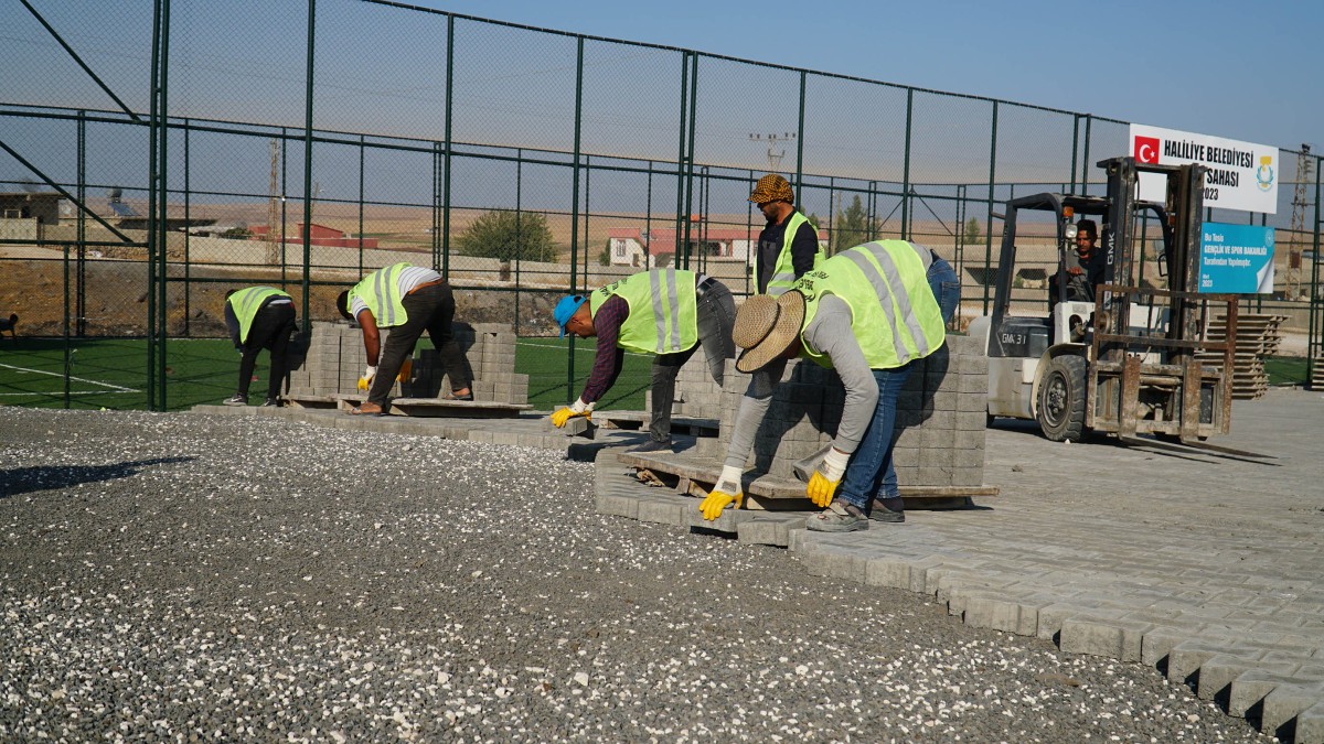 HALİLİYE’DE KİLİTLİ BETON PARKE ÇALIŞMALARI SÜRÜYOR