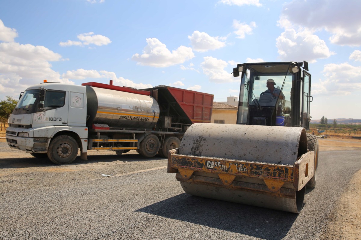 KIRSALDA YOLLAR SATHİ ASFALTLA YENİLENİYOR