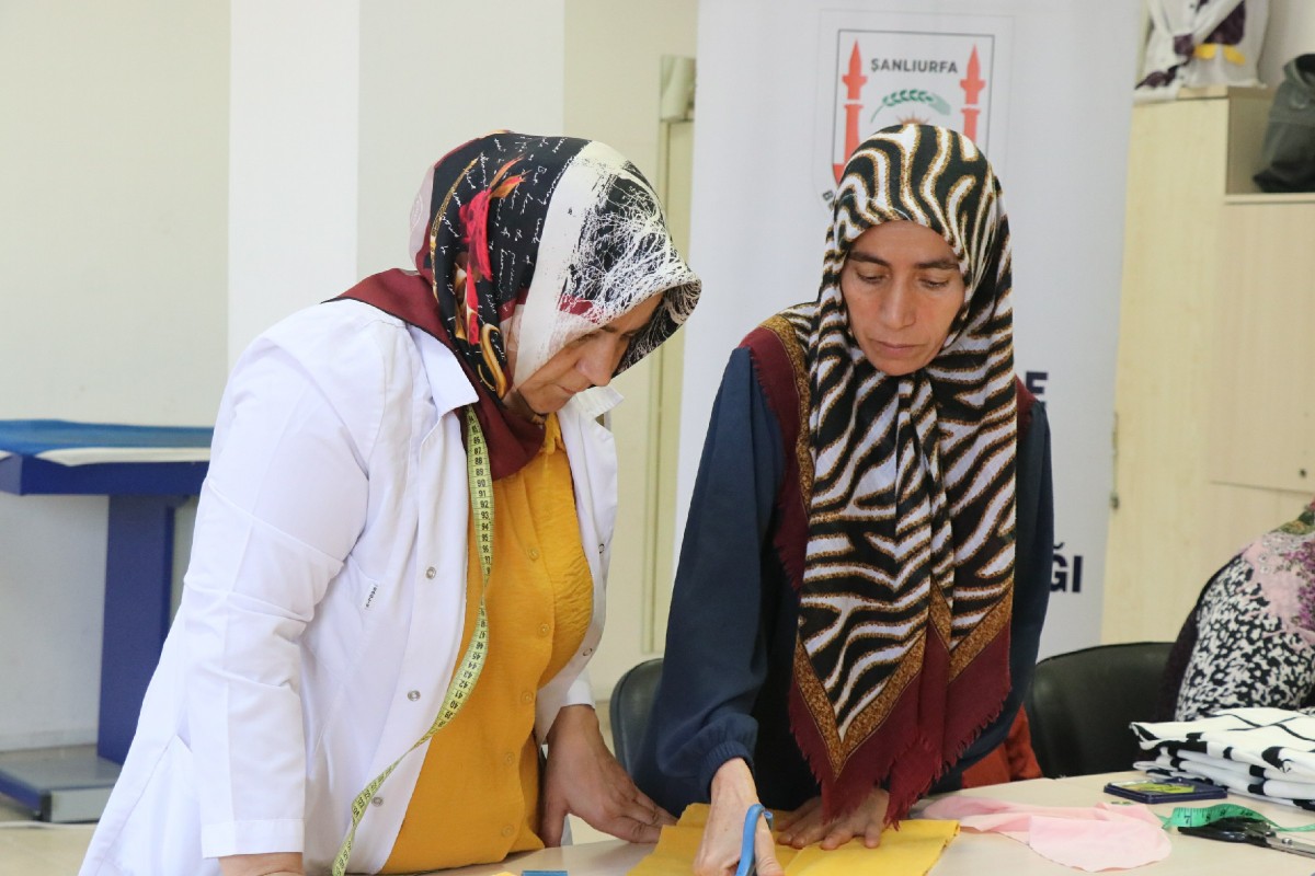 ŞANLIURFALI KADINLAR İHTİYAÇ SAHİBİ AİLELER İÇİN KIYAFET DİKİYOR