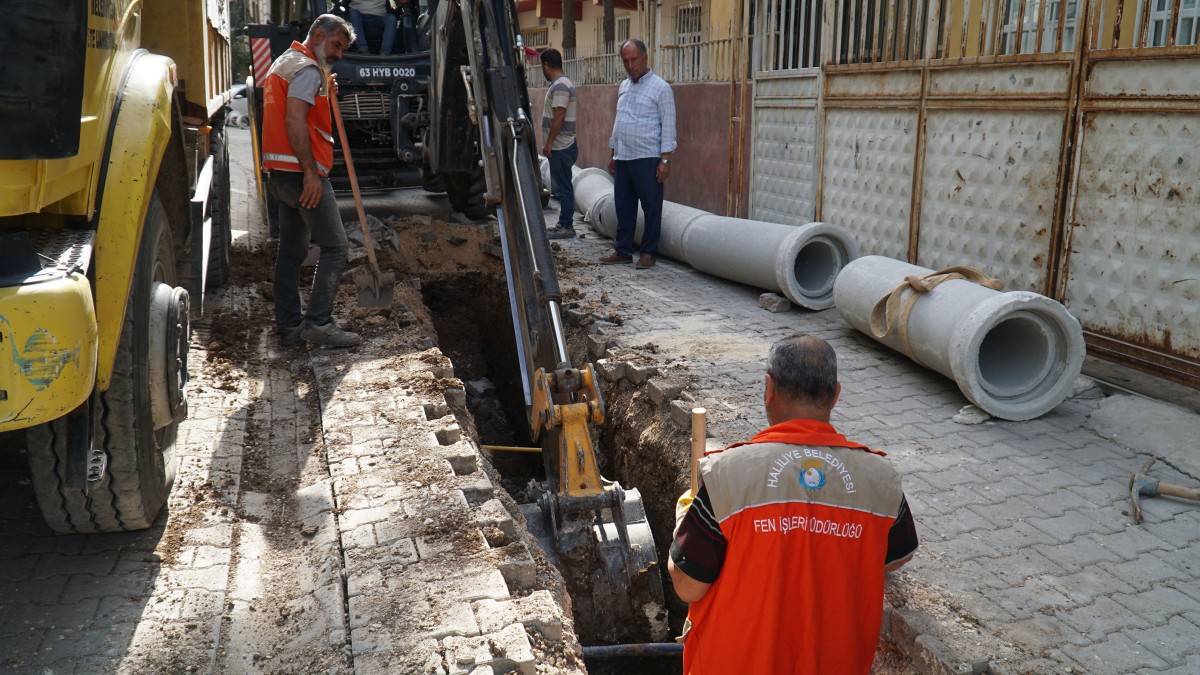 HALİLİYE’DE ÜSTYAPI ÇALIŞMALARI İLE YOLLAR İYİLEŞTİRİLİYOR