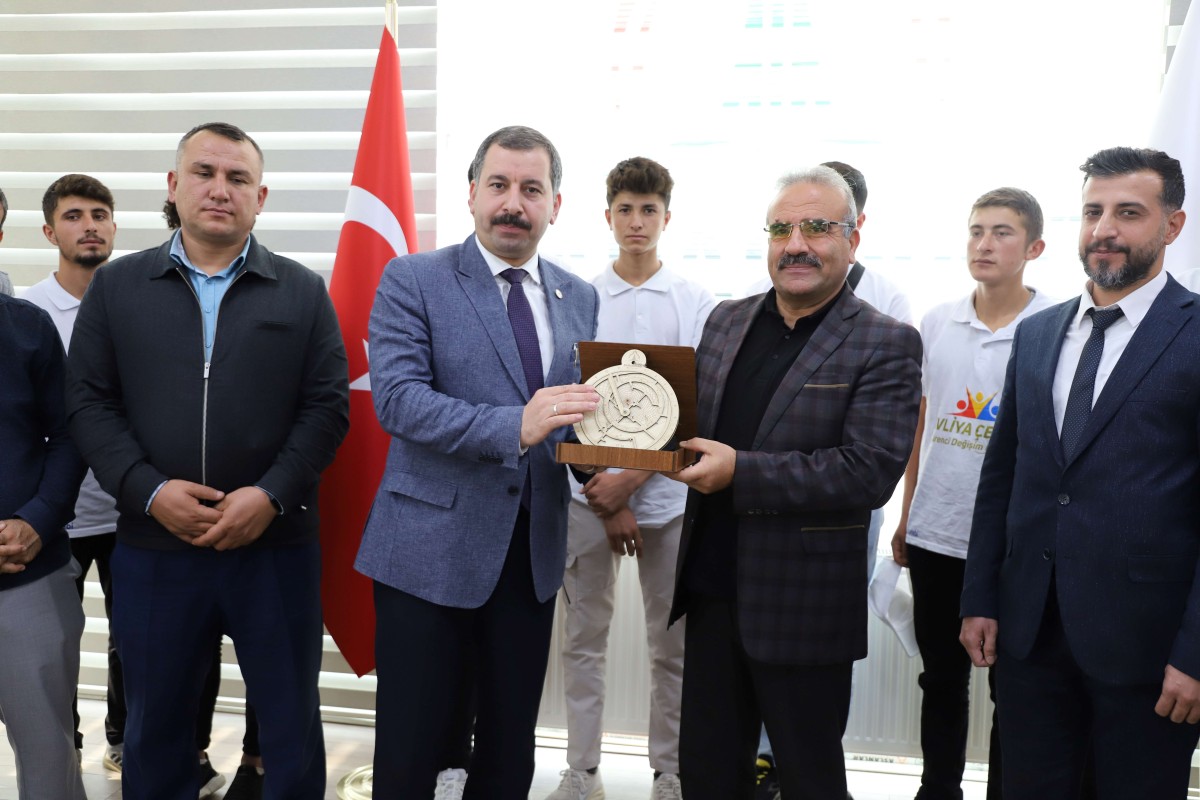 BAŞKAN BAYDİLLİ KAHRAMANMARAŞLI ÖĞRENCİLERİ AĞIRLADI
