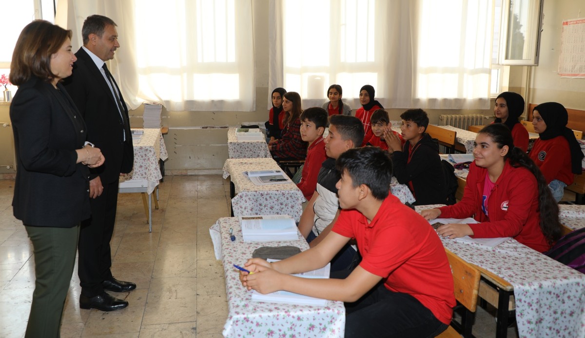 VALİ ŞILDAK EYYÜBİYE’DE OKUL ZİYARETİ GERÇEKLEŞTİRDİ