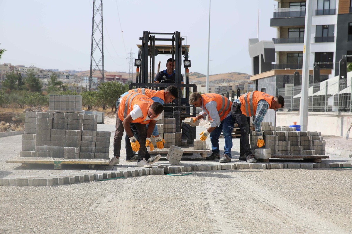 KARAKÖPRÜ'DE ÜSTYAPI ÇALIŞMALARIYLA YOLLAR YENİLENİYOR