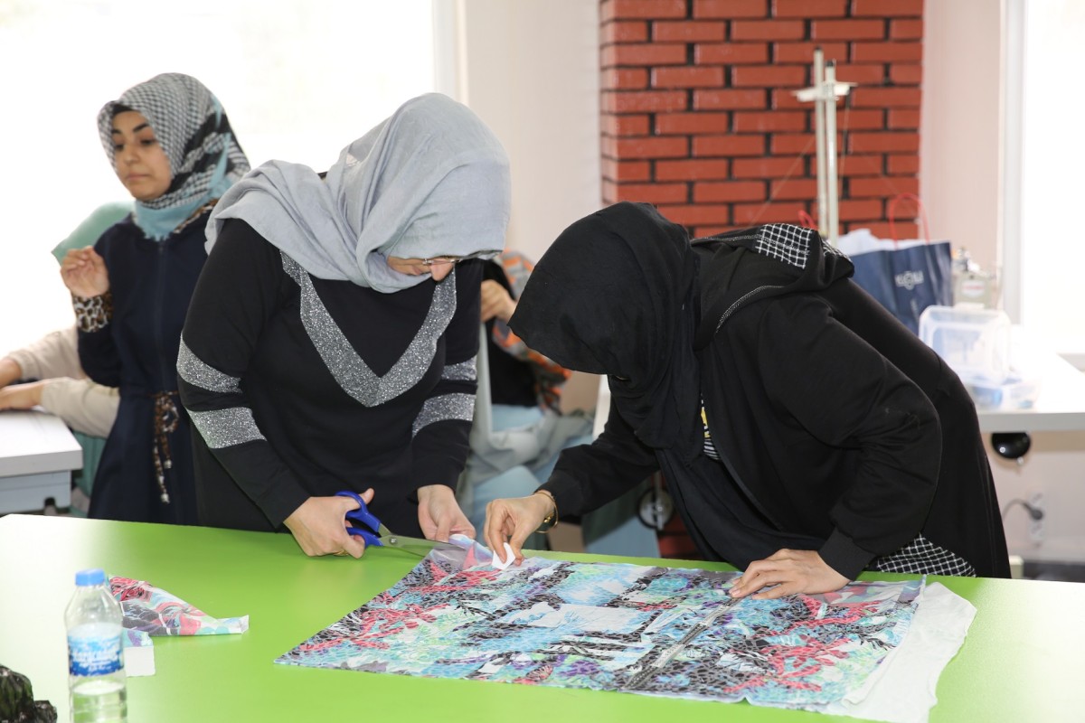 KARAKÖPRÜ’DE KADINLAR ZAMANINI MESLEKİ EĞİTİMLE DEĞERLENDİRİYOR