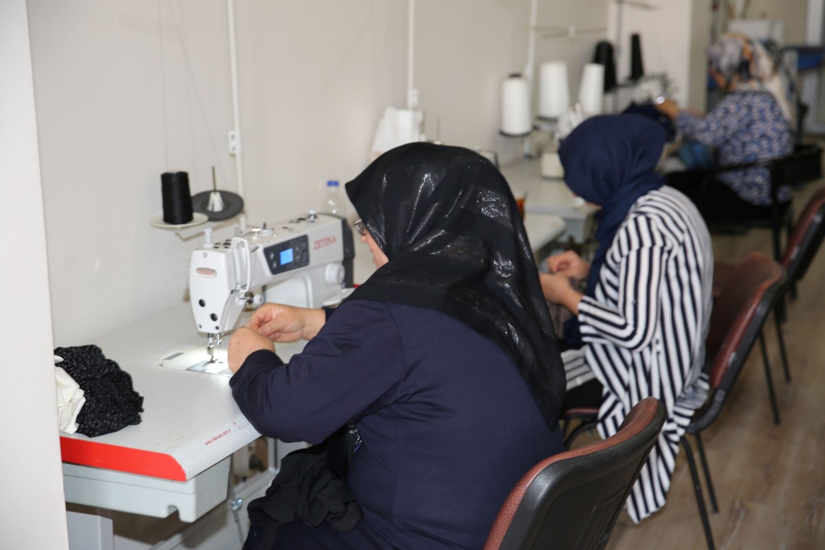 KARAKÖPRÜ’DE KADINLAR HEM ÖĞRENİYOR HEM KAZANIYOR