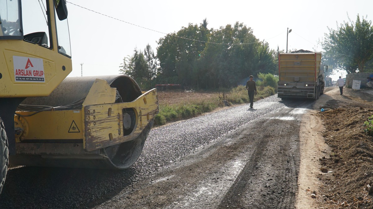BAŞKAN CANPOLAT İLE HALİLİYE KIRSALINDAKİ YOLLAR ASFALTLA BULUŞUYOR