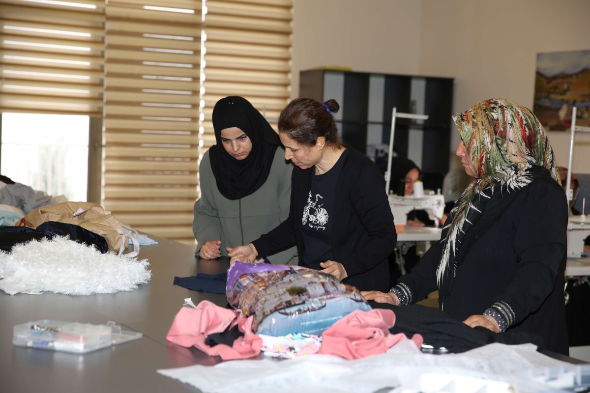 KARAKÖPRÜ’DE KADINLAR HEM ZANAAT ÖĞRENİYOR HEM ÜRETİYOR