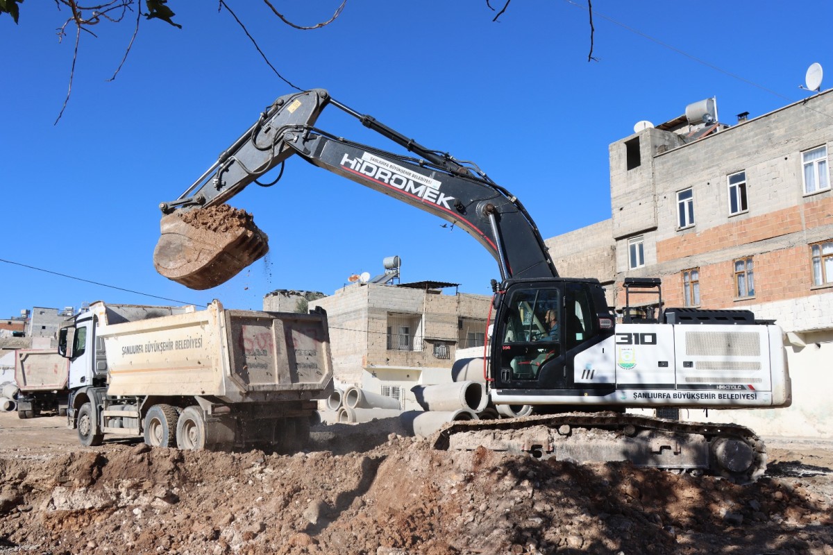 BÜYÜKŞEHİR BELEDİYESİ TRAFİĞİ RAHATLATMAYA DEVAM EDİYOR