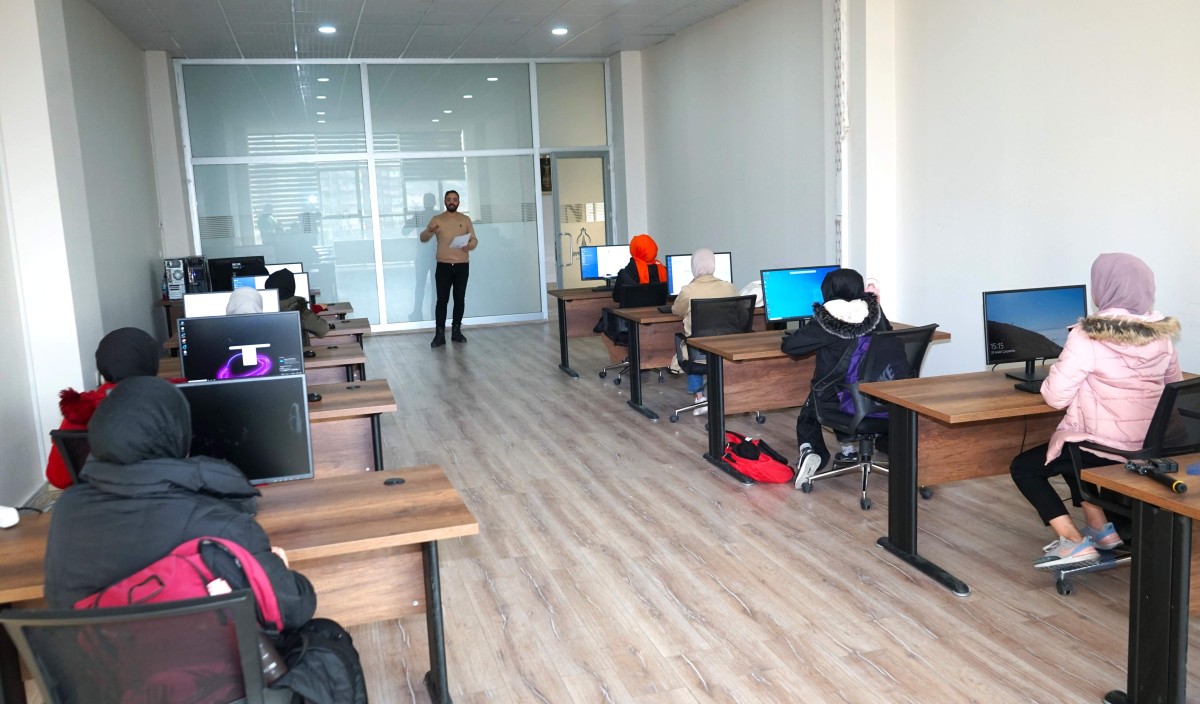 KARAKÖPRÜ'DE KADINLAR TEMEL BİLGİSAYAR EĞİTİMİ ALIYOR