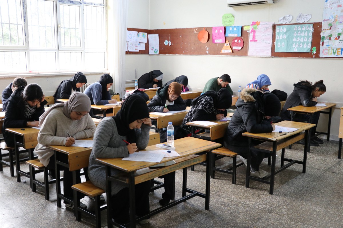 BAŞKAN CANPOLAT’IN EĞİTİM DESTEKLERİYLE GENÇLER ÜNİVERSİTELİ OLUYOR 